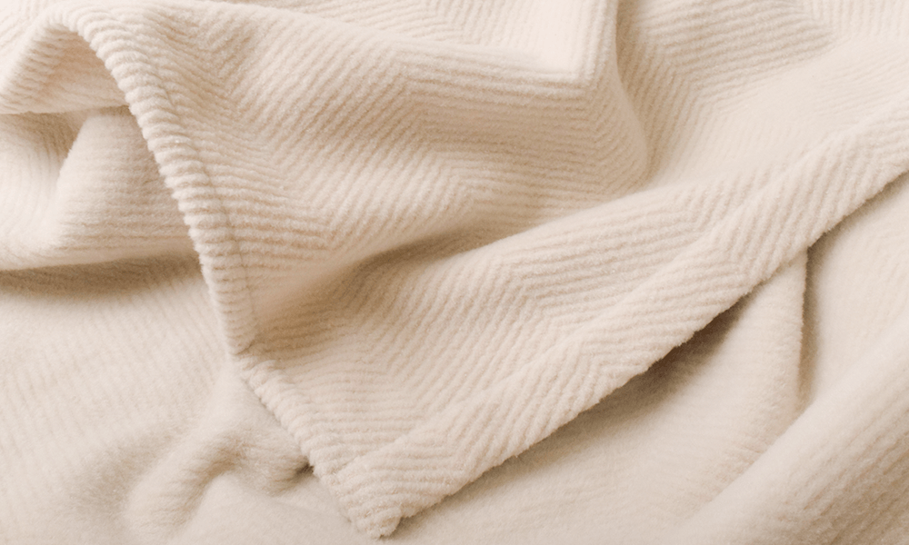 羽毛布団と毛布、どっちを上にして寝る？