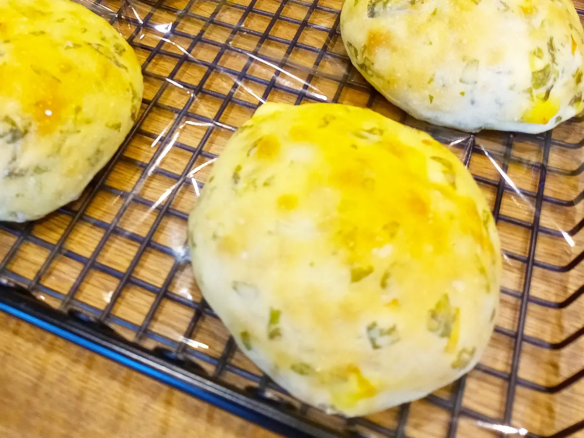 生バジルのもちもちチーズパン