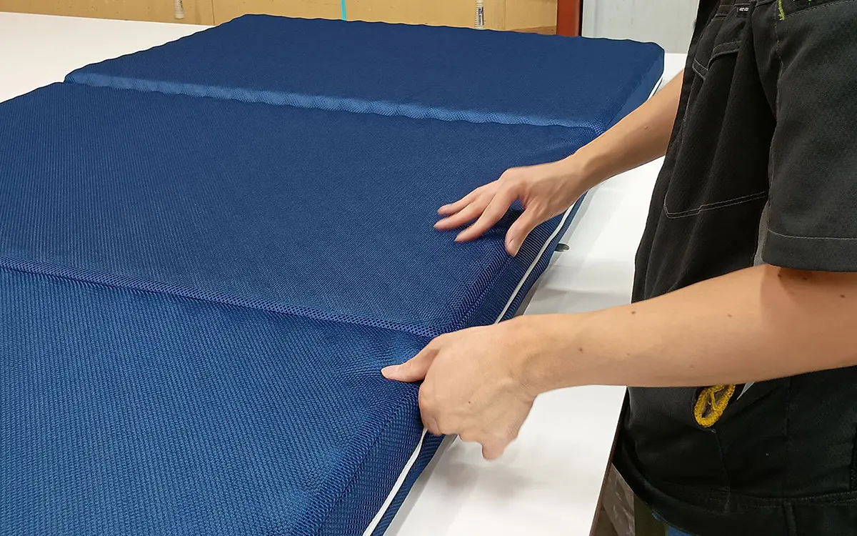 寝具の素材と仕上がりを確認する検品作業