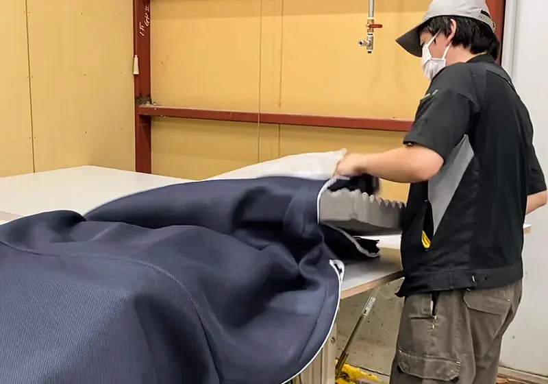 加工したウレタンをマットレスの仕様に合わせて仕上げる様子