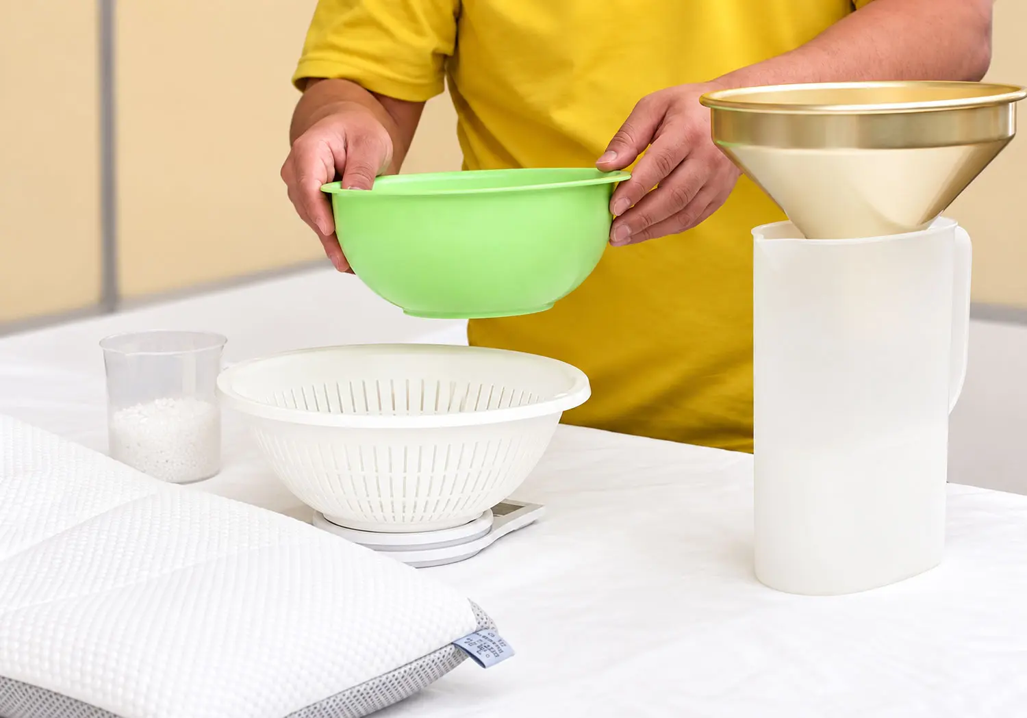 自社工場でまくらの材料を準備する様子